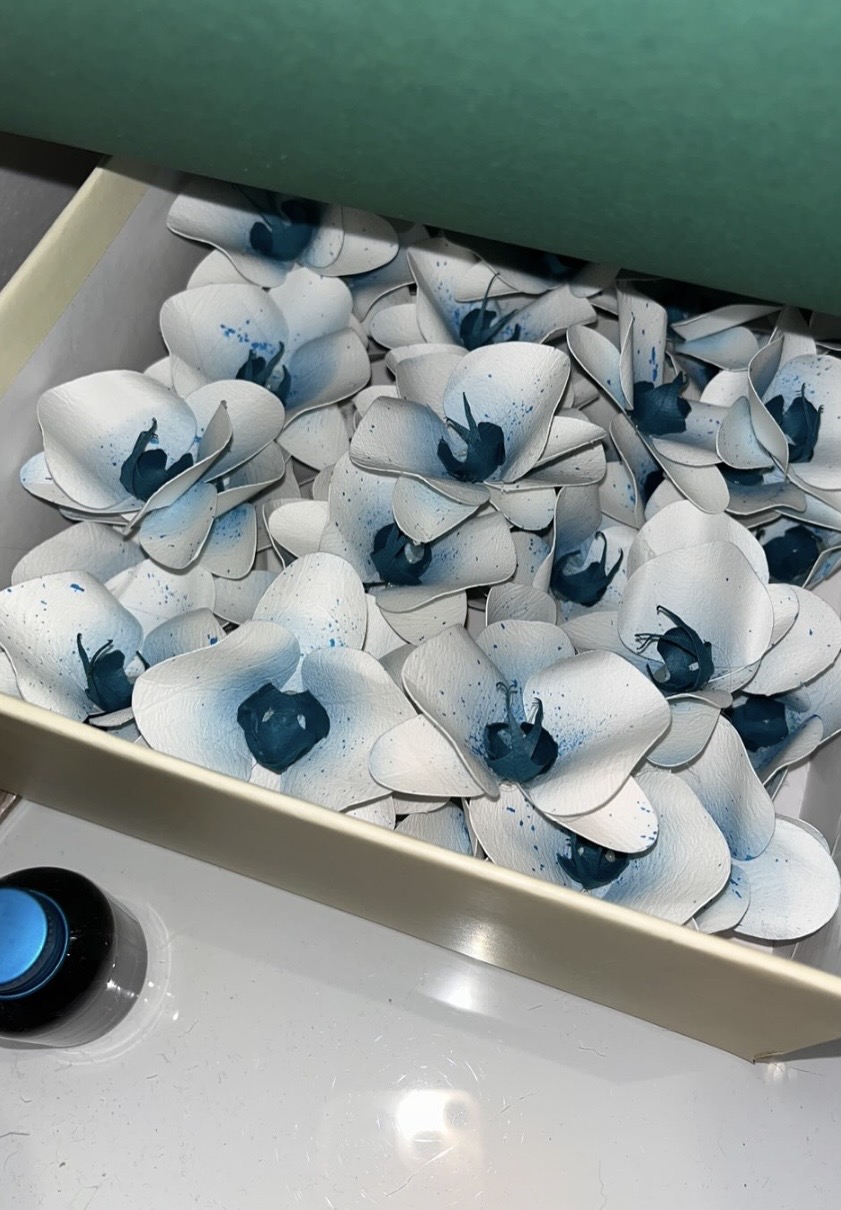 Fiori decorativi bianchi e blu sfumati personalizzabili